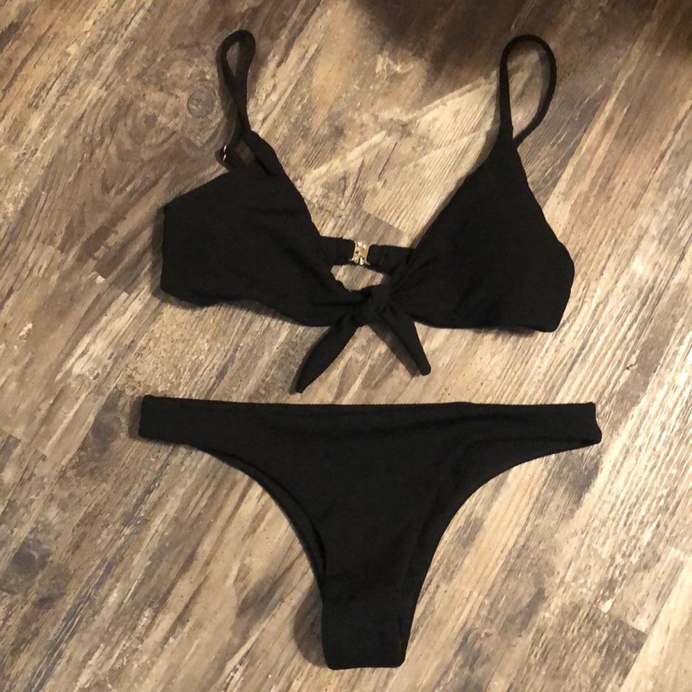 Black ribbed bikini w/ knot and high cut bottoms. - Picture 1 of 2